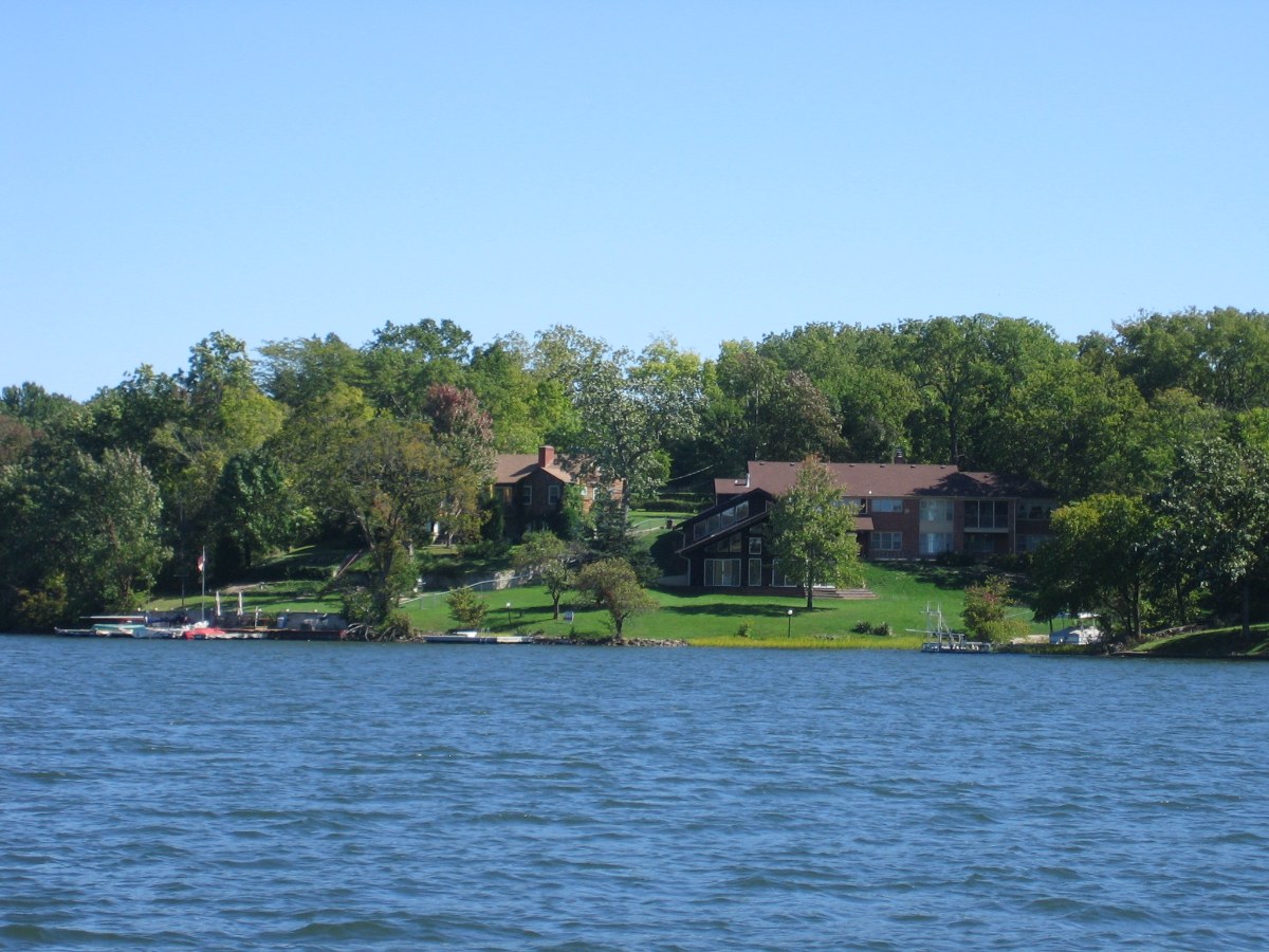 Lakefront homes on Weatherby Lake, MO